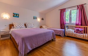 2 bedrooms, travel crib, free WiFi, bed sheets