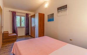 2 Schlafzimmer, Reisekinderbett, kostenloses WLAN, Bettwäsche