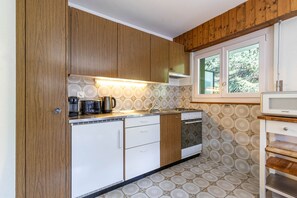 Fridge, microwave, oven, coffee/tea maker