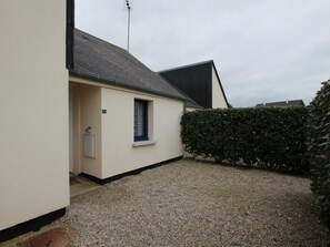 Exterior - Coastal terraced house with WiFi, pets allowed - Surtainville (Surtainville)
