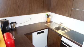 KylskÄp, ugn, diskmaskin och kaffe- och tebryggare