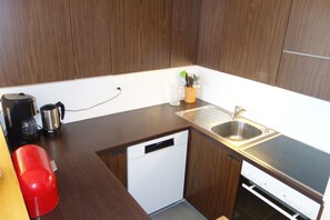 Frigorífico, horno, placa de cocina y lavavajillas