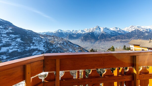 A wooden balcony overlooking a snow-covered mountain range. - Myosotis 10 - QUIET apartment 8 pers (Veysonnaz)
