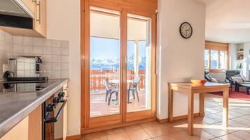 Kühlschrank, Mikrowelle, Ofen, Wasserkocher mit Kaffee-/Teezubehör