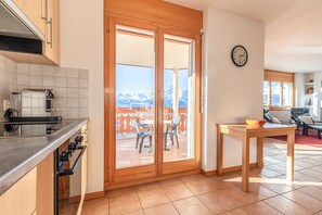 Fridge, microwave, oven, coffee/tea maker