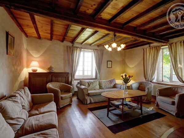 Televisión y chimenea 