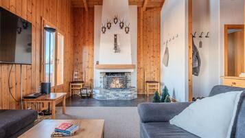 Een televisie en een open haard