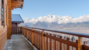 A wooden balcony with a view of snow-capped mountains and a clear sky. - Fontannets 008 QUIET & SUPERIOR chalet 10 pers (Salins)