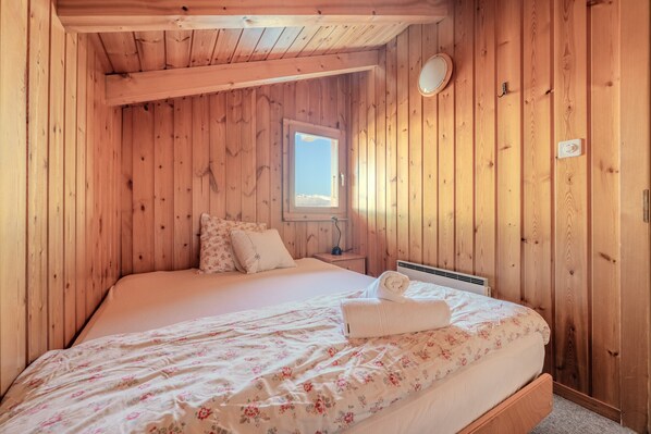 5 bedrooms, free WiFi, bed sheets