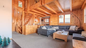 Een televisie en een open haard