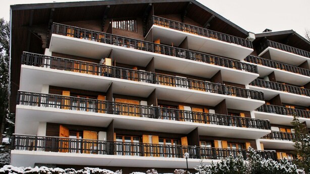 A multi-story hotel with balconies and wooden railings. - Mélèzes S 033 - SKI LIFT apartment 8 pers (Veysonnaz)
