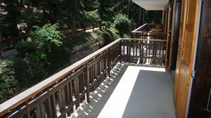 A balcony with a wooden railing overlooking a forested area. - Mélèzes S 033 - SKI LIFT apartment 8 pers (Veysonnaz)
