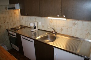 Een koelkast, een magnetron, een oven, een kookplaat