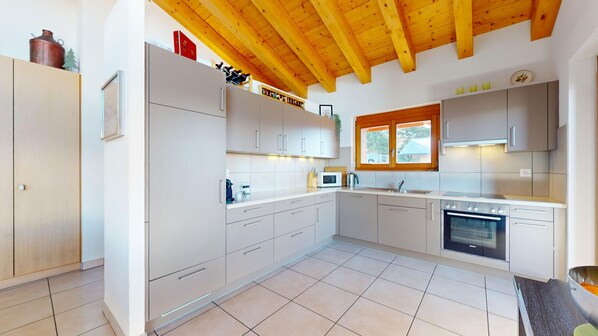 Fridge, oven, dishwasher, coffee/tea maker