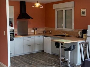 Een koelkast, een magnetron, een vaatwasser