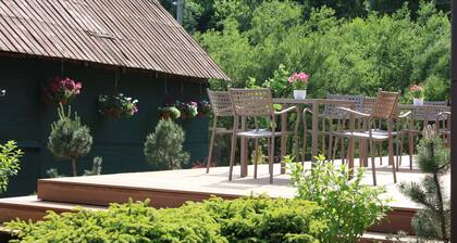 Belle villa moderne avec de grandes suites au milieu des montagnes