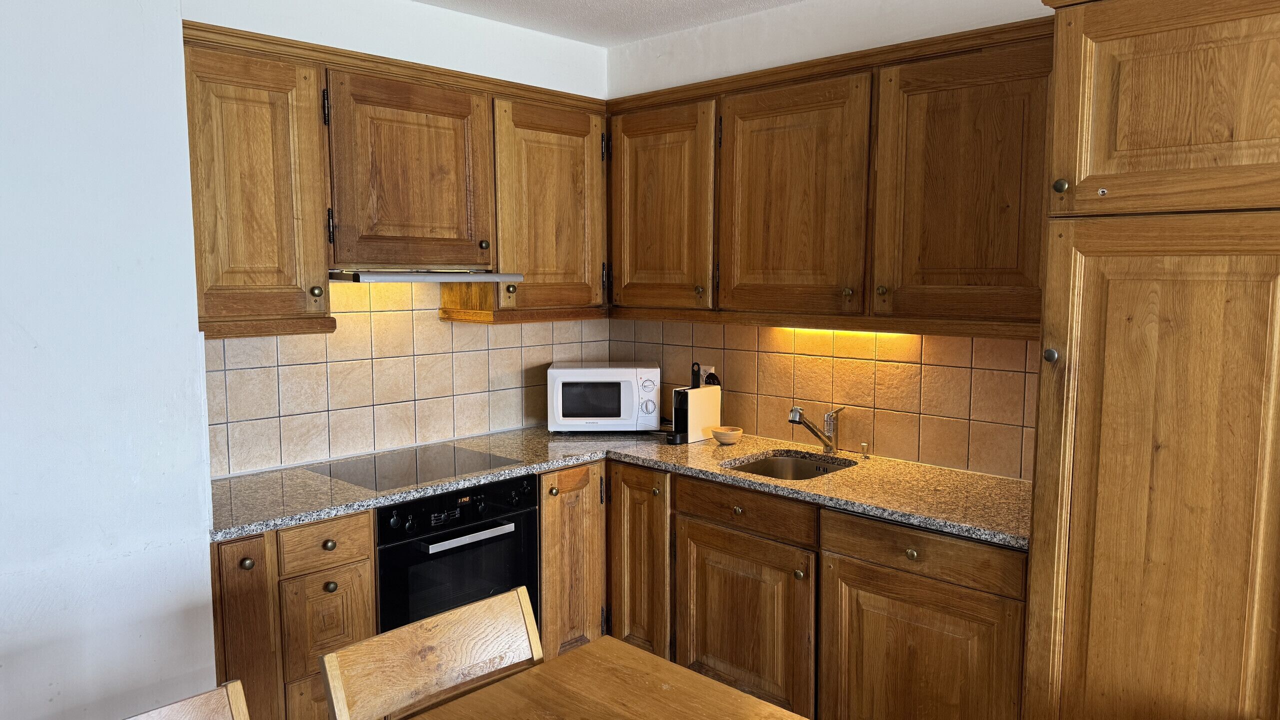 Réfrigérateur, micro-ondes, four, lave-vaisselle