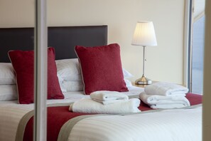 3 bedrooms, bed sheets - Beach House 5 with Hot Tub (Appin)