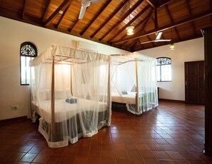 3 chambres, coffres-forts dans les chambres, bureau