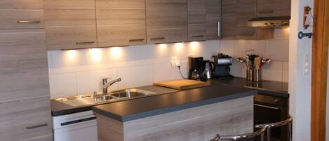 Fridge, oven, stovetop, dishwasher