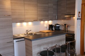 Réfrigérateur, four, lave-vaisselle, cafetière/bouilloire