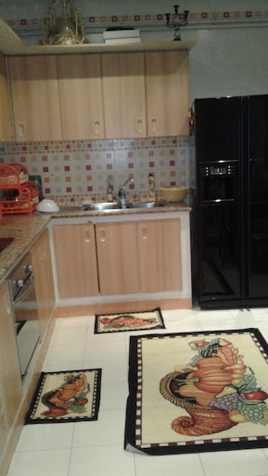 Fridge, cookware/dishes/utensils