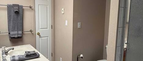 Combined shower/bathtub, towels