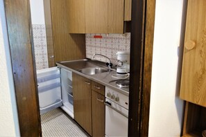 Kylskåp, ugn, spishäll och kaffe- och tebryggare