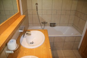 Baignoire, sĂšche-cheveux, serviettes fournies