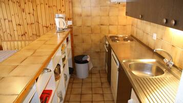 KĂŒhlschrank, Ofen, GeschirrspĂŒler, Wasserkocher mit Kaffee-/Teezubehör