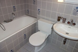 Bathtub, towels