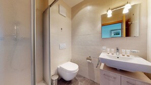 Baignoire, sĂšche-cheveux, serviettes fournies