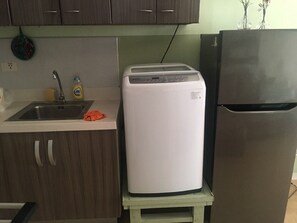 Fridge, microwave, oven, dishwasher - Studio Unit at Vinia Residense for Staycation in Quezon City, Philippines (Balintawak)