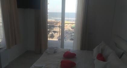 Apartment 2 rooms, first row to the sea, front view