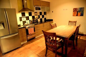 Fridge, microwave, cookware/dishes/utensils - Dream House - Ica - Perú (Ica)