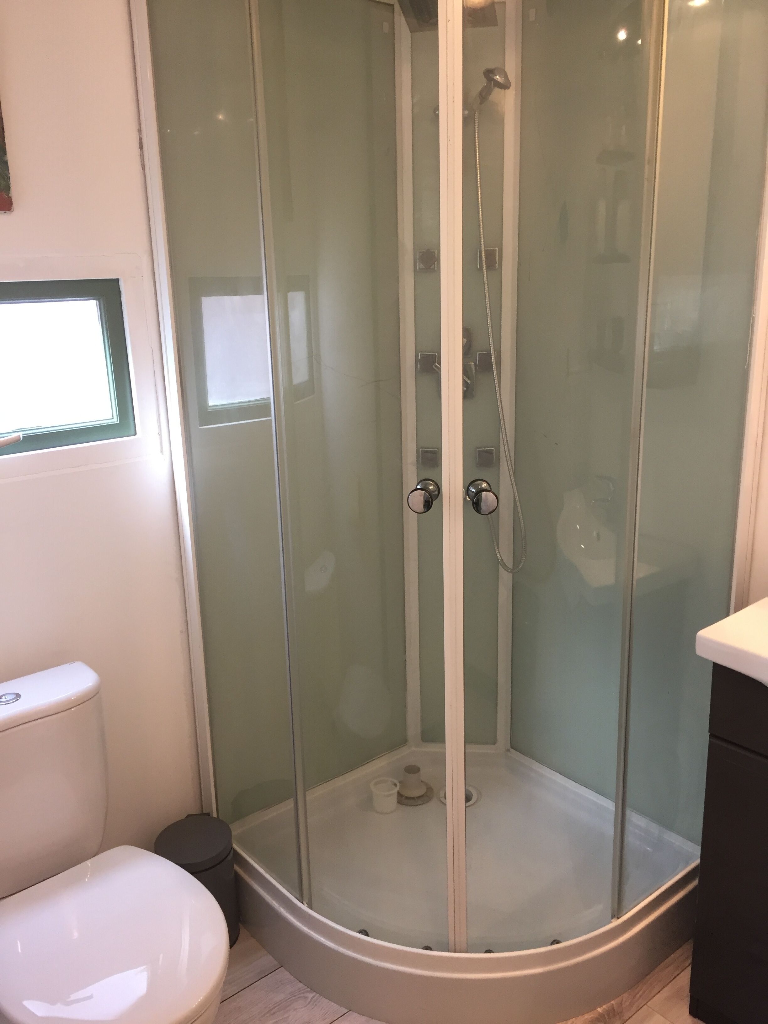 Een douche, handdoeken