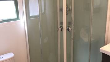 Een douche, handdoeken