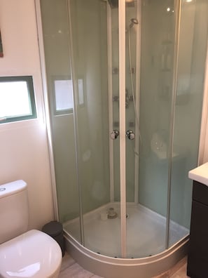 Douche, serviettes fournies
