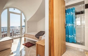 6 bedrooms, in-room safe, travel cot, free WiFi