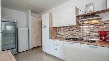 Kühlschrank, Herdplatte, Geschirrspüler