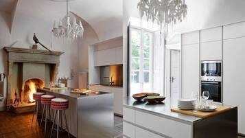 Ofen, Gefrierschrank, Esstisch