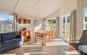 Fernseher, Kamin, DVD-Player