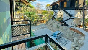 Zona residencial amb cases modernes, una escala i un cotxe a la carretera d'accés.