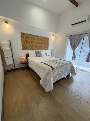 3 bedrooms, free WiFi, bed sheets - Casa Jabalí. Beach, sunset, surf, food. Come and enjoy the Pura Vida vibe. (Santa Teresa)