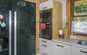 Réfrigérateur, four à micro-ondes, surface de cuisson, lave-vaisselle