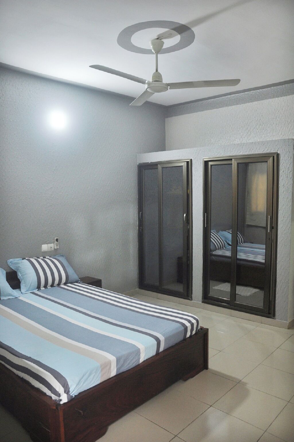 2 多间卧室、熨斗/熨衣板、收费 WiFi、床单