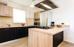 Fridge, stovetop, dishwasher, coffee/tea maker - Awesome home in Krk with WiFi (Krk)