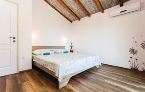 2 bedrooms, travel crib, free WiFi, bed sheets - Awesome home in Krk with WiFi (Krk)