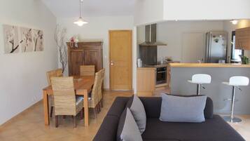 Televisie en een open haard