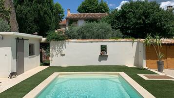 Een buitenzwembad en een verwarmd zwembad